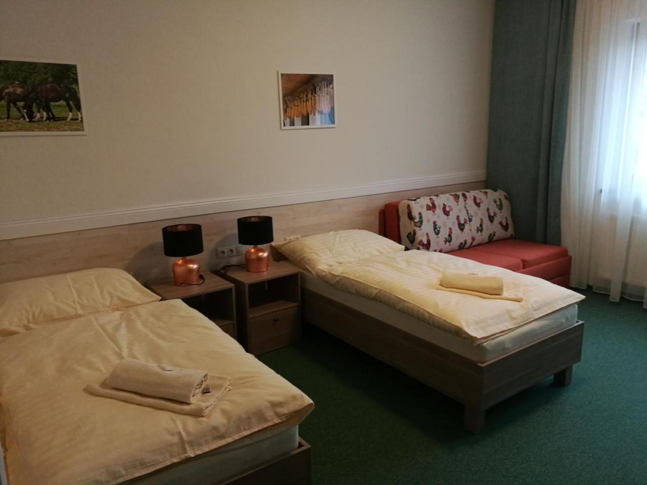 Nemšová Penzion Uhliska A Depandance Gazdovsky Dom מראה חיצוני תמונה